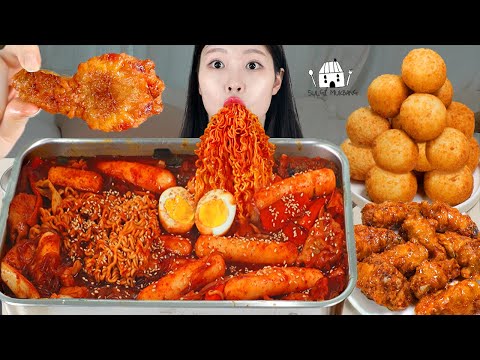 Видео: АСМР МУКБАНГ | Импровизированный ттокпокки, медовый комбо из курицы, сырный шарик.