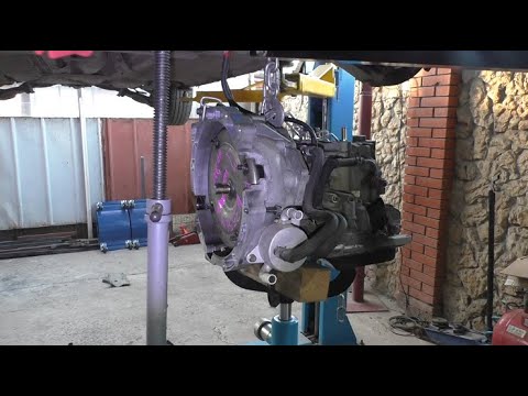 Видео: Замена АКПП на Mazda 3  2,3  Мазда 3  2005 года 2часть