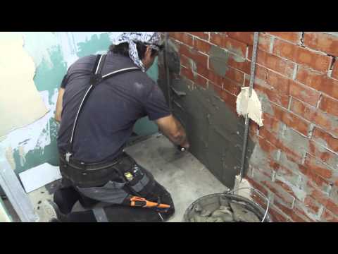 Видео: Штукатурка кирпичных стен снаружи.