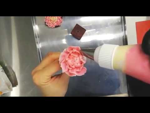 Видео: Делаем цветы и оформляем торт. Пионы. Делаем торт на заказ.