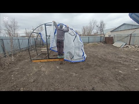 Видео: Одеваю чехол на теплицу, есть косяки исправляем