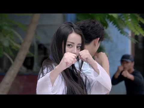 Видео: Девушка встретила группу воров, ворующих собак, она жестоко поразила их несравненным кунг-фу.