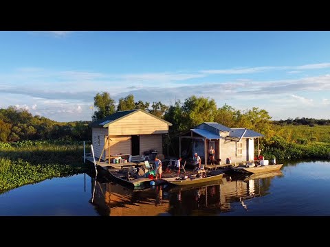 Видео: Приключение на плавучем доме в Луизиане! Охота на уток, ловля сома, приготовление рыбы и лягушачь...