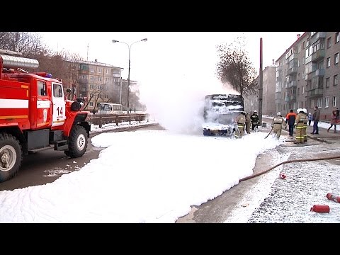 Видео: 29.12.2015 Возгорание автобуса в Череповце