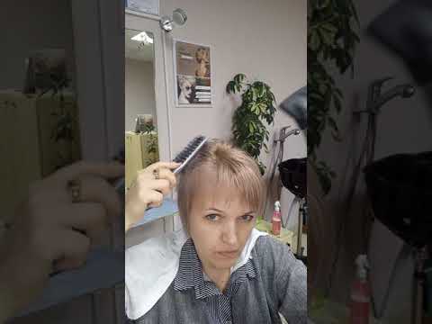 Видео: Короткая женская стрижка.Как себя постричь?Тонировка блонда.