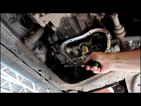 Видео: Течь поддона двигателя на Nissan JUKE 1,6 Ниссан Жук 2011 года