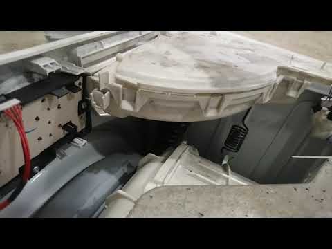 Видео: Личный опыт // Протечка стиральной машинки Hotpoint Ariston (модель WMSL 501 b)