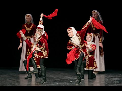 Видео: Армянский танец, Ансамбль "Школьные годы". Armenian dance, Ensemble "School Years".