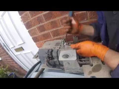 Видео: How to remove a Chrysler Dodge webasto/ Как снять вебасто Chrysler Dodge