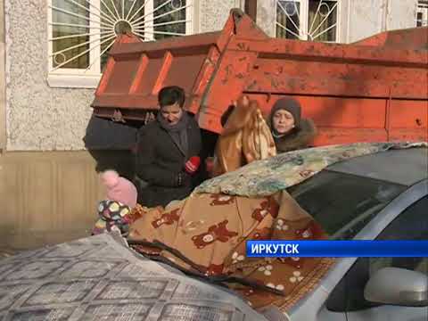 Видео: Старушку спасают от мусора
