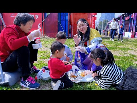 Видео: Сумасшедшие выходные! Приведите свекровь и троих детей, поешьте, выпейте и повеселитесь вместе.