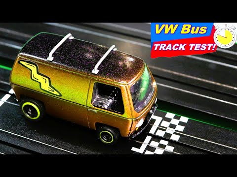 Видео: Автомобиль Auto World с 4-мя передачами и слотами для карт VW Bus Custom TRACK TEST!
