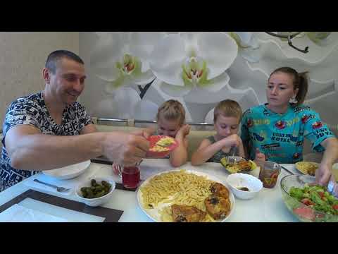 Видео: МУКБАНГ КУРИНЫЕ БЕДРА С МАКАРОНАМИ / ВСЯ СЕМЬЯ В СБОРЕ | MUKBANG CHICKEN WITH MACARON