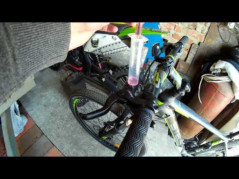 Видео: Прокачка гидравлических тормозов на велосипеде.