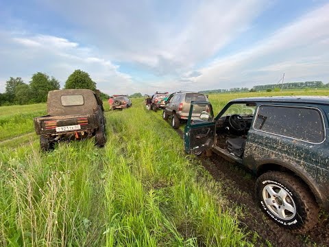 Видео: Сузуки Самурай в грязи vs Нивы