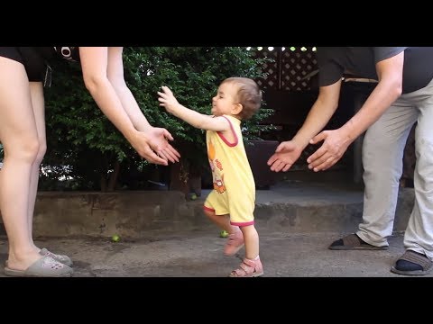 Видео: VLOG Алиса ходит!!! Ей 11 месяцев. Готовимся к дню рождения Кати