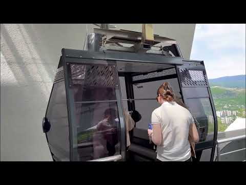 Видео: В Грузии есть город, где основной общественный транспорт - канатная дорога