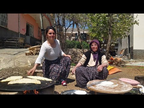 Видео: Мы делаем выпечку на дровах \ Сад деревенского дома на высоте 1300 м над уровнем моря
