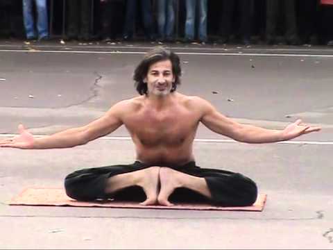 Видео: СМОЛЕНСК, 2008г  Самый гибкий человек на пл Ленина