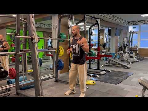 Видео: Приседания в тренажере Смита | База упражнений | Кольцов Алексей