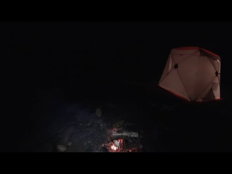 Видео: Поиск налима в ноябре на реке. Жарим картошку на углях.