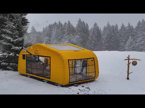 Видео: КЕМПИНГ В СНЕГУ С НАШЕЙ НОВОЙ КАПСУЛЬНОЙ ПАЛАТКОЙ