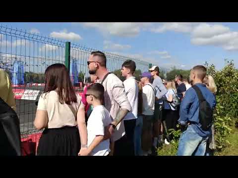 Видео: БМВ въехала в бетонный блок