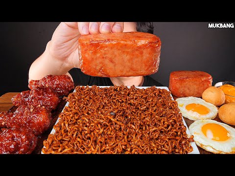 Видео: острая лапша и курица, колбаса SPICY BLACK BEAN NOODLE FRIED CHICKEN SPAM EGGS EATING ASMR MUKBANG