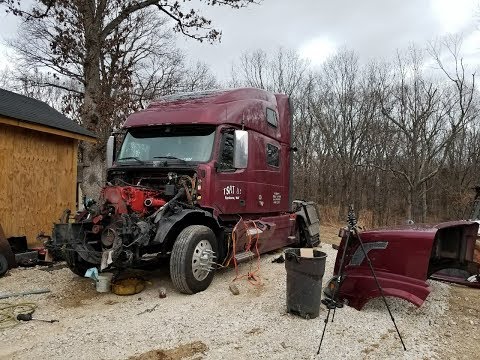 Видео: Дальнобой. США.  #1 Ремонт двигателя Cummins ISX в Volvo VNL 780.