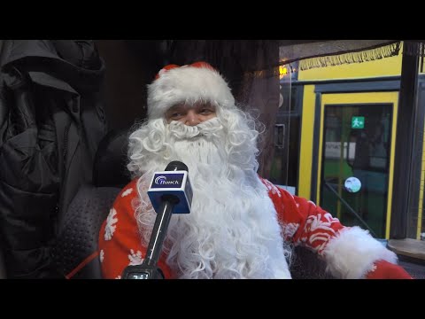 Видео: Праздник на колесах. За рулем автобуса — Дед Мороз!