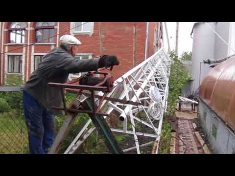 Видео: Подъем мачты ветрогенератора