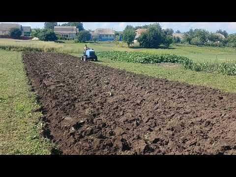 Видео: Робота мінітрактора  з плугом  2×25