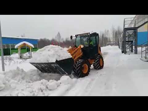 Видео: Фронтальный погрузчик VENIERI VF 1.63C на уборке улиц от снега.