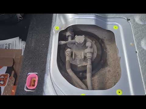 Видео: Outlander   Замена топливного фильтра. Провалы турбины.  (2005 г. 2.0 л. turbo)