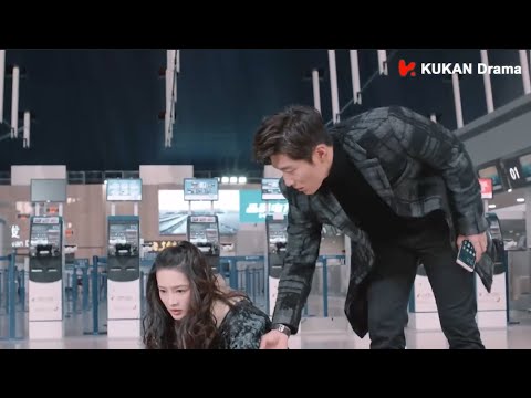 Видео: Репортер, гоняющийся за интервью, в следующую секунду неожиданно наткнулся на объятия генерального д