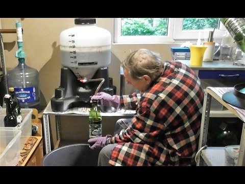 Видео: Тёмное пиво овсяный стаут. Розлив.