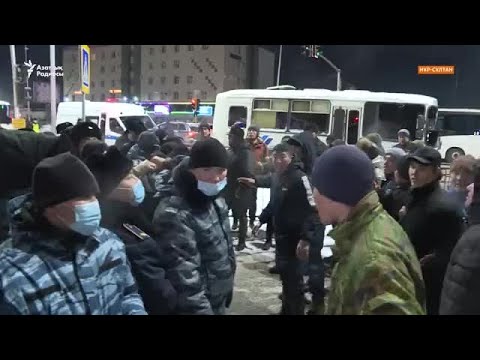 Видео: "Шал кет!" Нұр-Сұлтанда наразылыққа шығып, ұрандағандарды полиция аяусыз ұстап әкетті