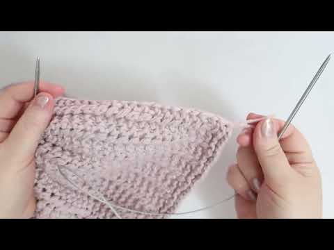 Видео: ШАПКА ЖЕСКАЯ СПИЦАМИ С ОЧЕНЬ КРАСИВЫМ УЗОРОМ. МК