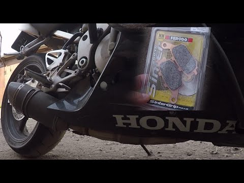 Видео: Замена задних колодок на мото Honda CBR600F4i