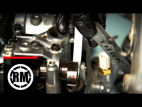 Видео: Как перебрать верхнюю часть двигателя на Kawasaki KX450 2019+ | Часть 1: Разборка двигателя