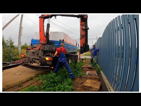 Видео: Выгрузка газоблоков через канаву и забор в темноте. Манипулятор с прицепом.