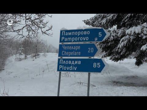 Видео: Обилният снеговалеж усложни пътната обстановка в Смолян