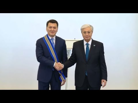 Видео: Президент вручил госнаграды в честь Дня Республики