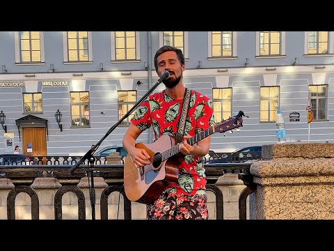 Видео: Уличный музыкант красиво спел и сыграл песню Земфиры «Хочешь» – атмосферный кавер хита на гитаре