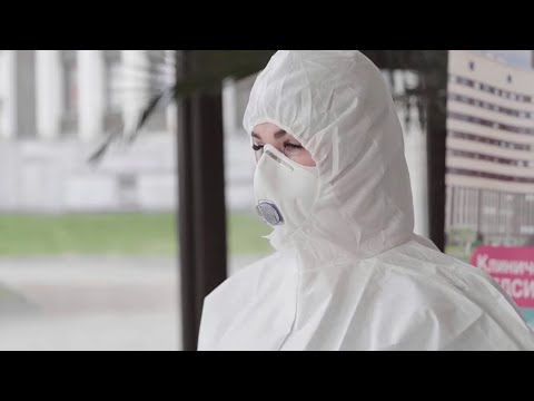 Видео: Как правильно надевать и снимать защитный костюм