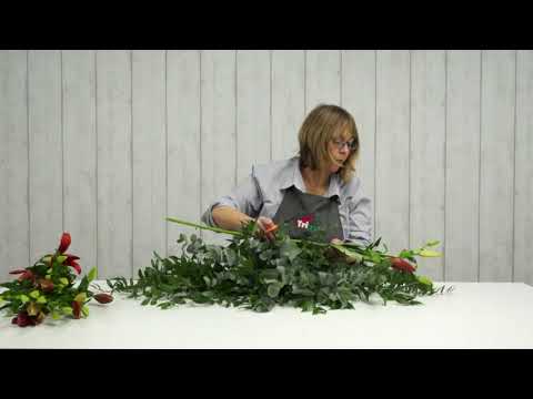 Видео: Как сделать двухсторонний траурный спрей с цветами красного кайенского перца