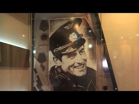 Видео: «Самолёт неуправляем». Каким был подвиг первого Героя Беларуси? // Последний день Владимира Карвата