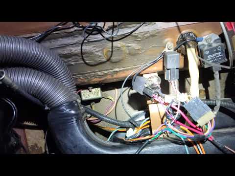 Видео: ГАЗ 24, 1980. работа с проводкой.