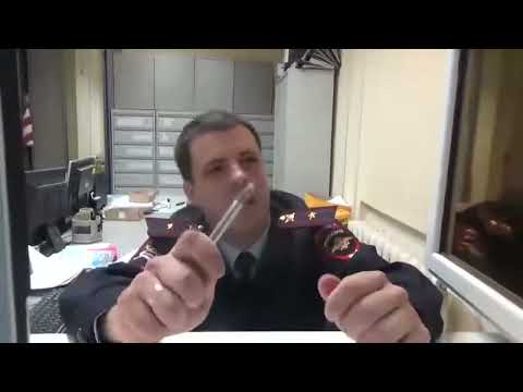 Видео: ПОКА ОДИН РАССМАТРИВАЛ, ДРУГОЙ СЖЕГ БУМАЖКИ ПРЯМ В ГИБДД