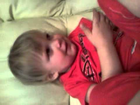 Видео: Ничего себе чихнула!!)))